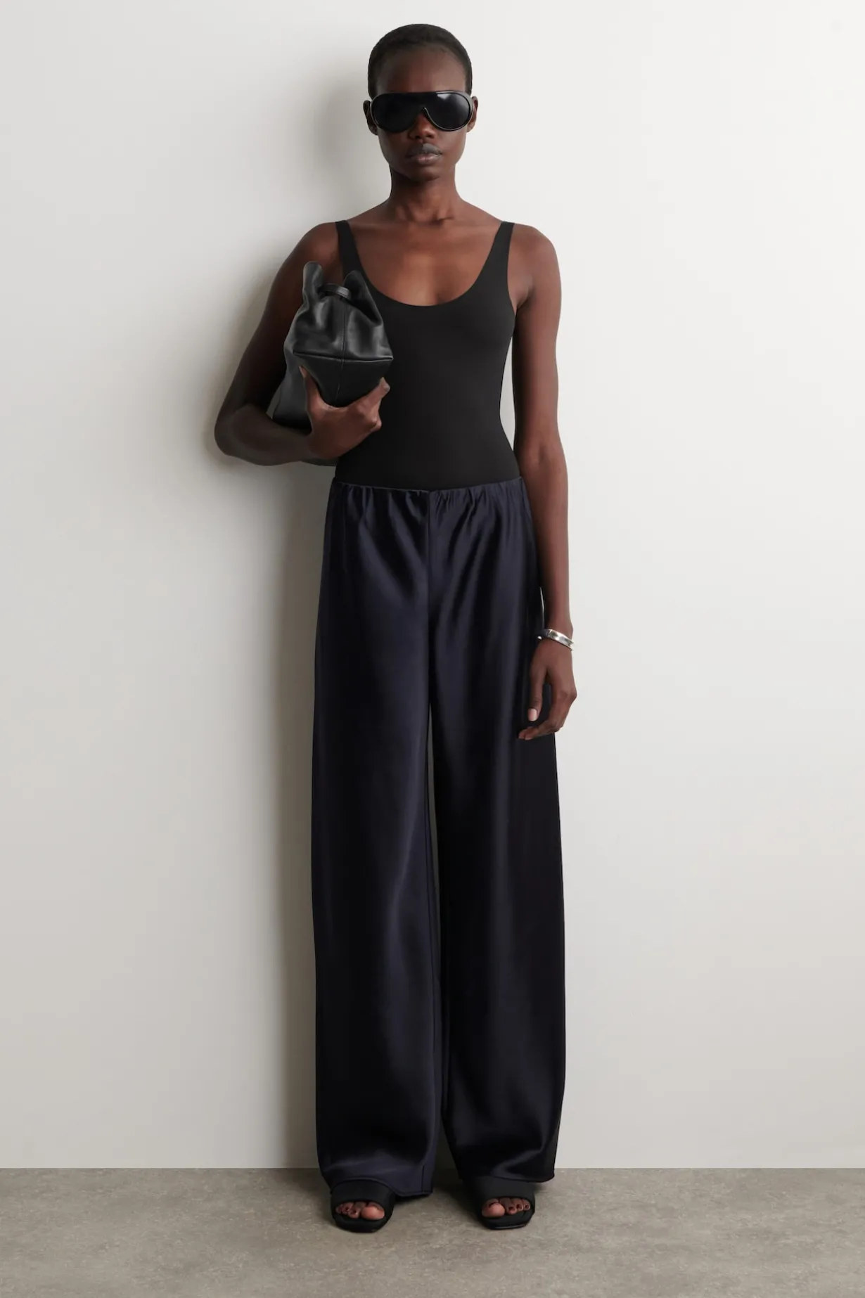 HOSE AUS SATIN MIT WEITEM BEIN