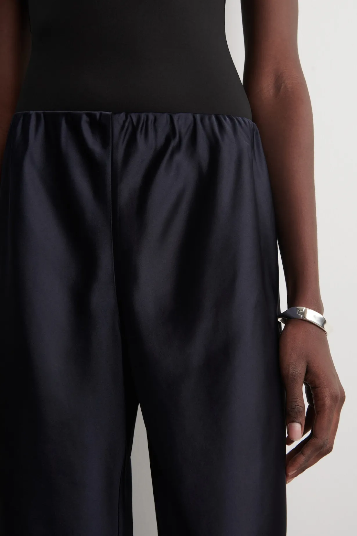 HOSE AUS SATIN MIT WEITEM BEIN