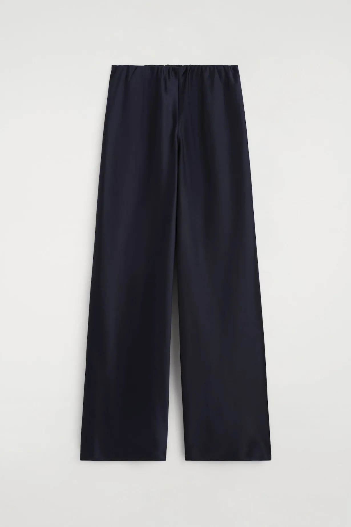 HOSE AUS SATIN MIT WEITEM BEIN