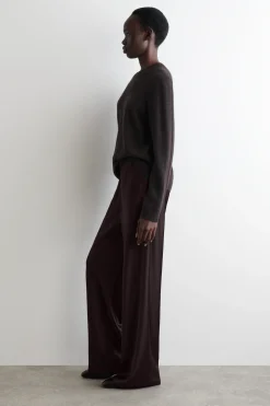 HOSE AUS SATIN MIT WEITEM BEIN