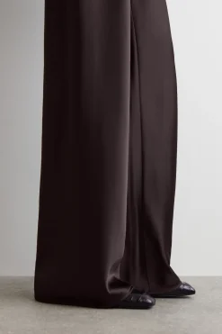 HOSE AUS SATIN MIT WEITEM BEIN