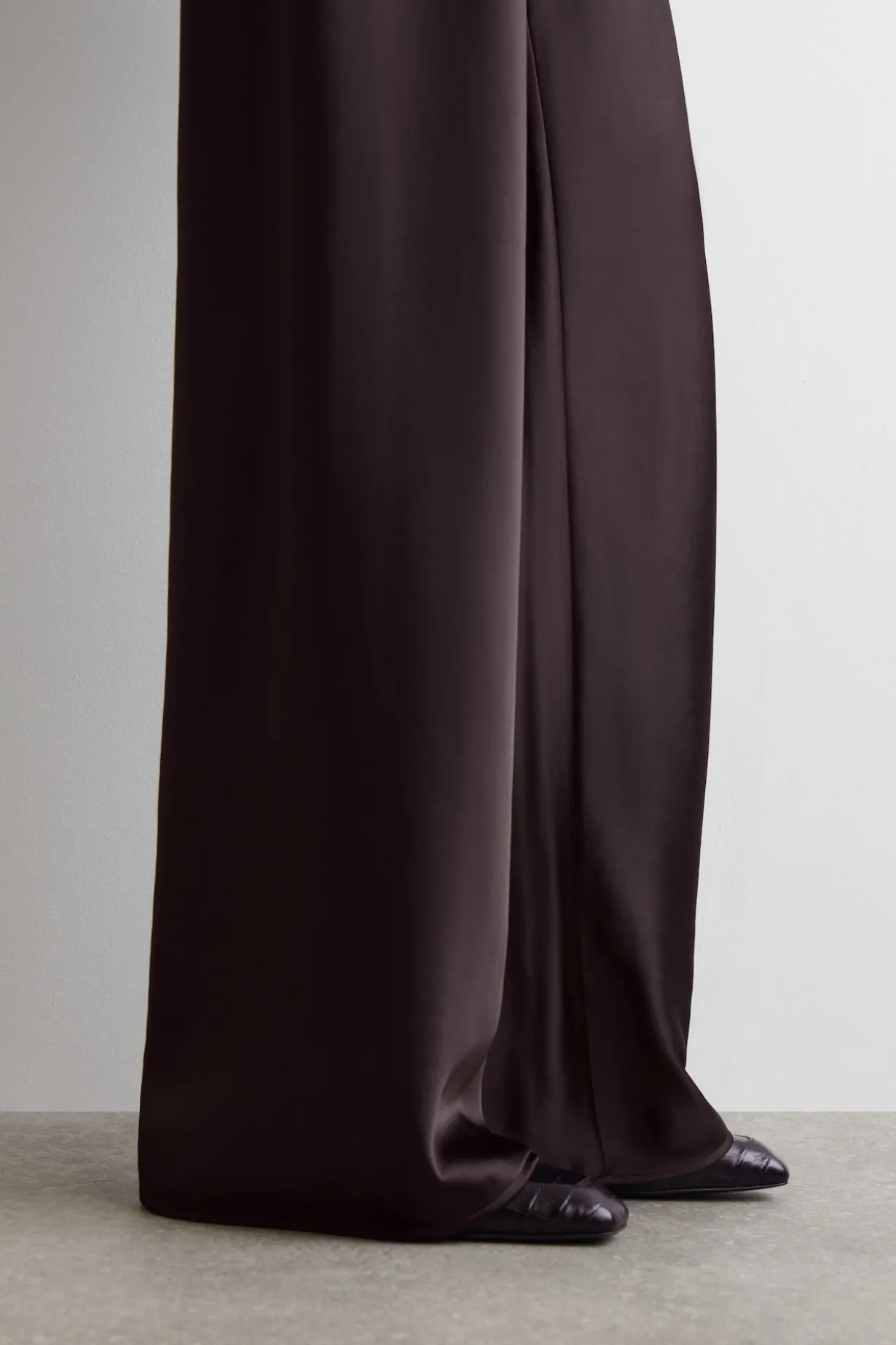HOSE AUS SATIN MIT WEITEM BEIN