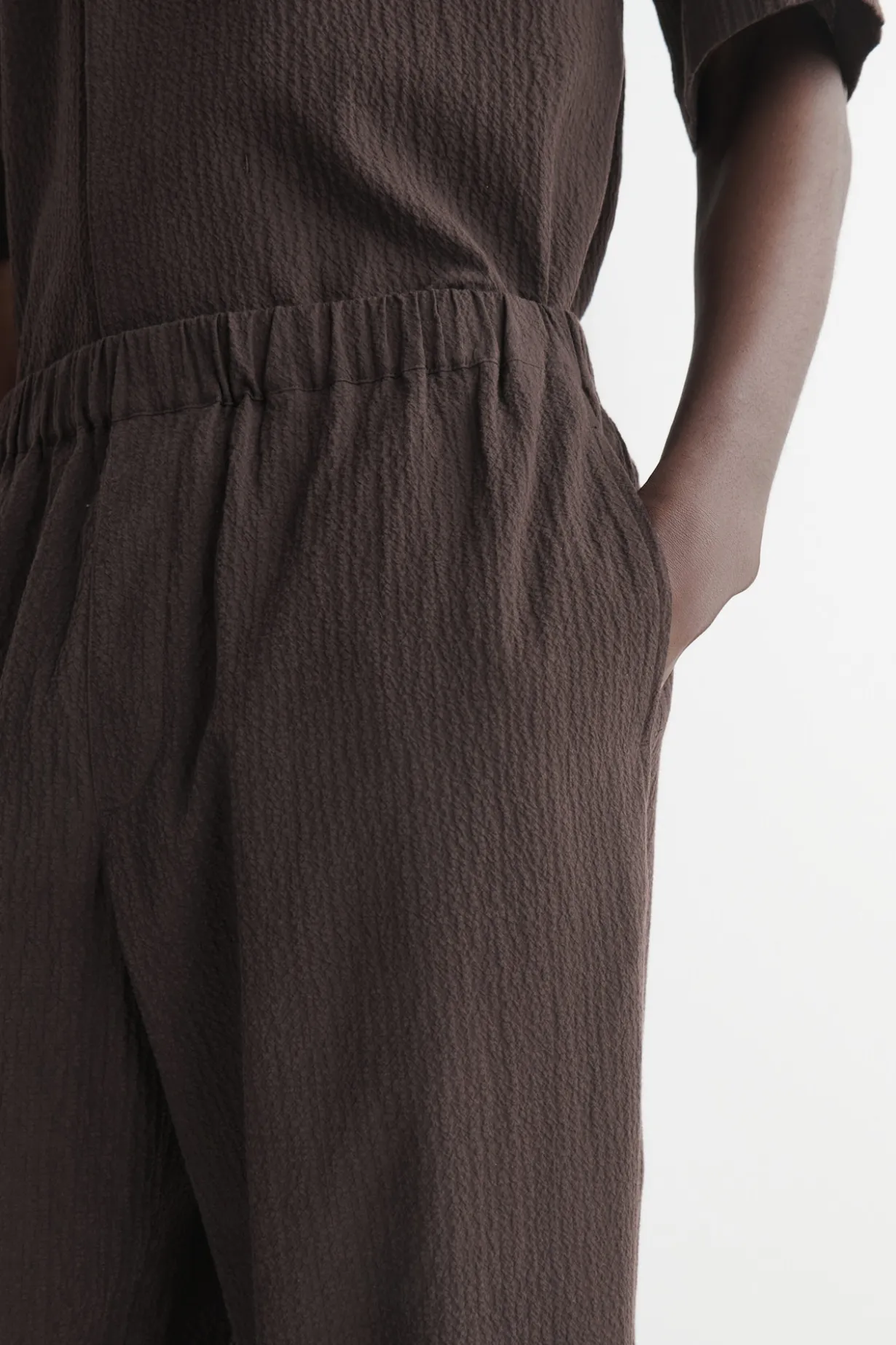HOSE AUS SEERSUCKER MIT SCHMAL ZULAUFENDEM BEIN
