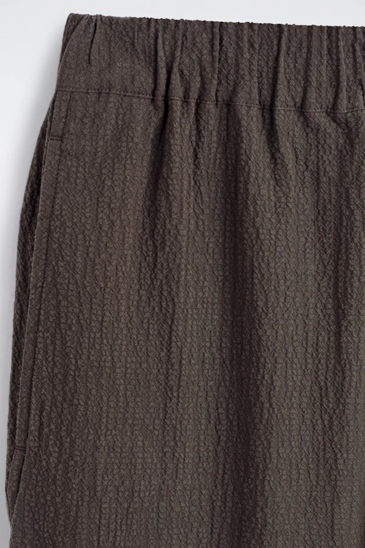 HOSE AUS SEERSUCKER MIT SCHMAL ZULAUFENDEM BEIN