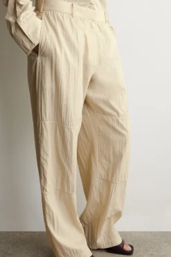 HOSE AUS SEIDE IN KNITTEROPTIK MIT GERADEM BEIN