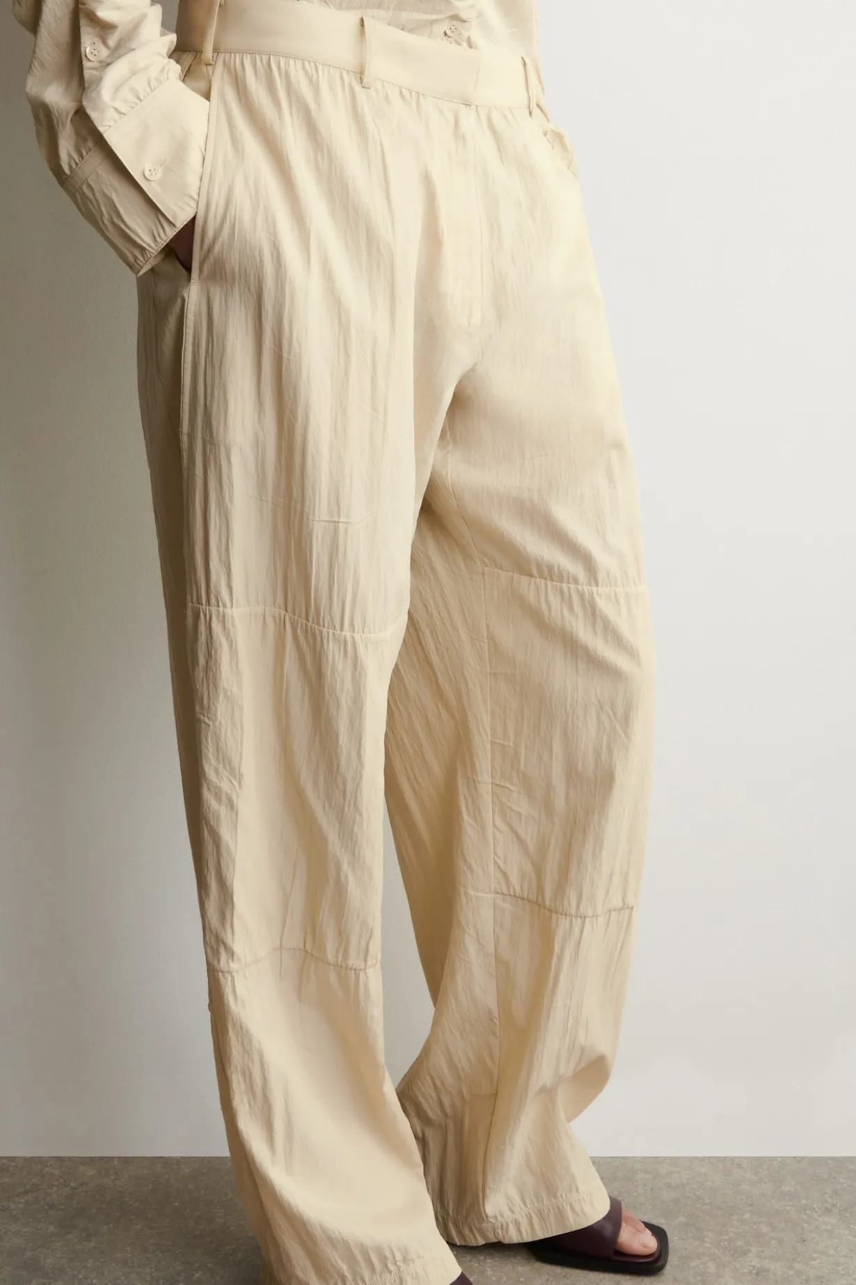 HOSE AUS SEIDE IN KNITTEROPTIK MIT GERADEM BEIN