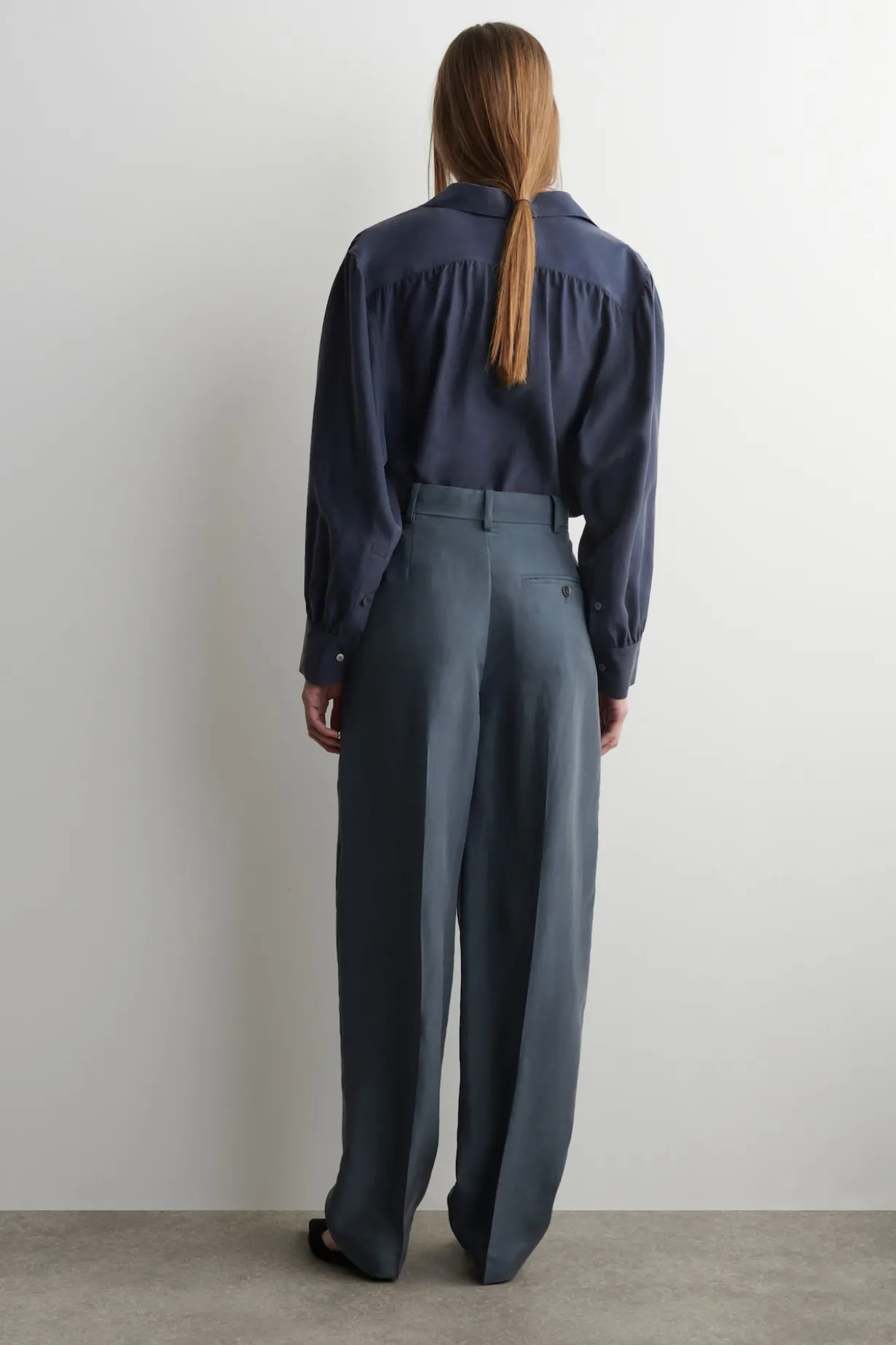 HOSE AUS SEIDE IN KNITTEROPTIK MIT GERADEM BEIN