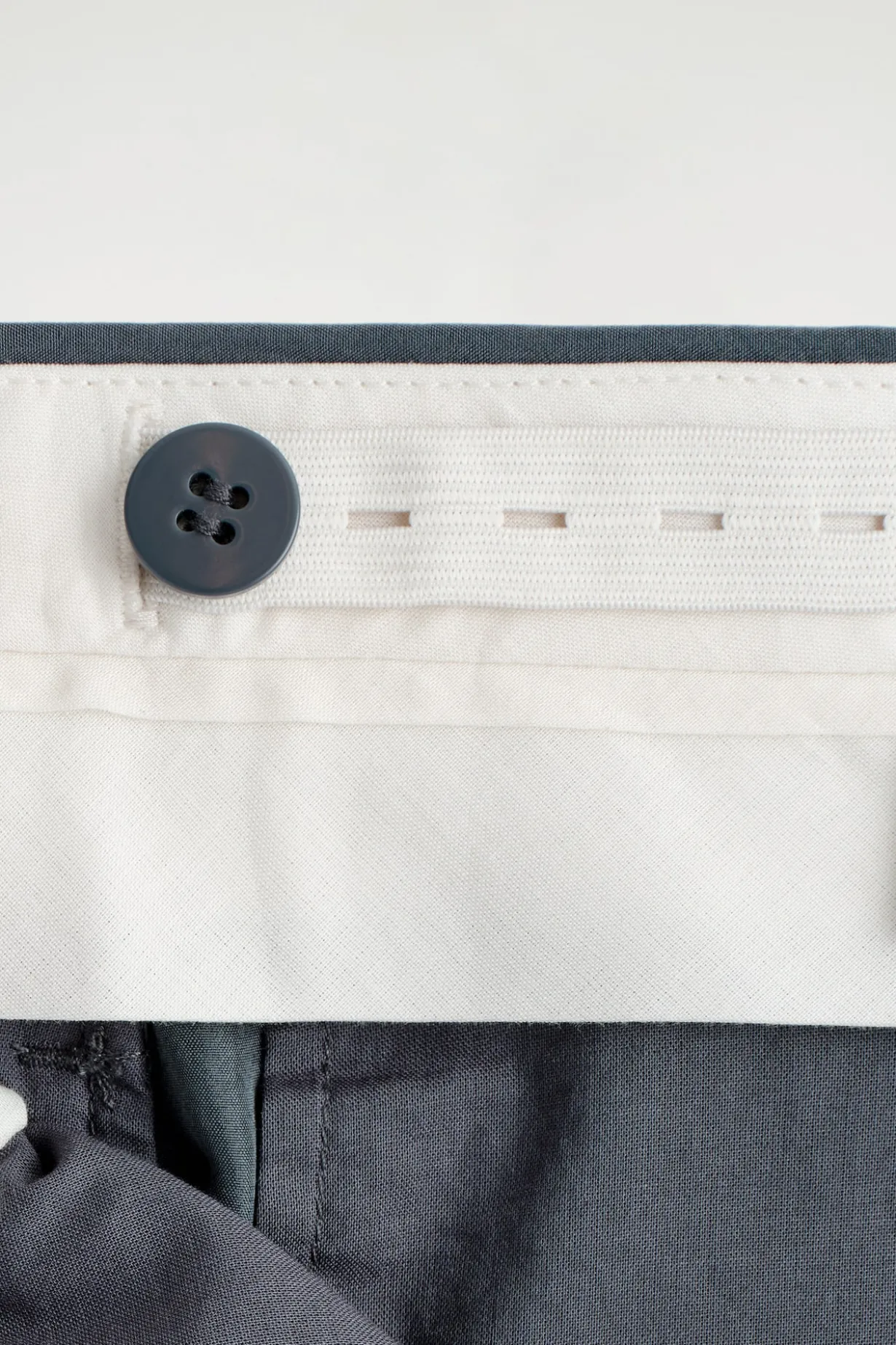 HOSE AUS SEIDE IN KNITTEROPTIK MIT GERADEM BEIN