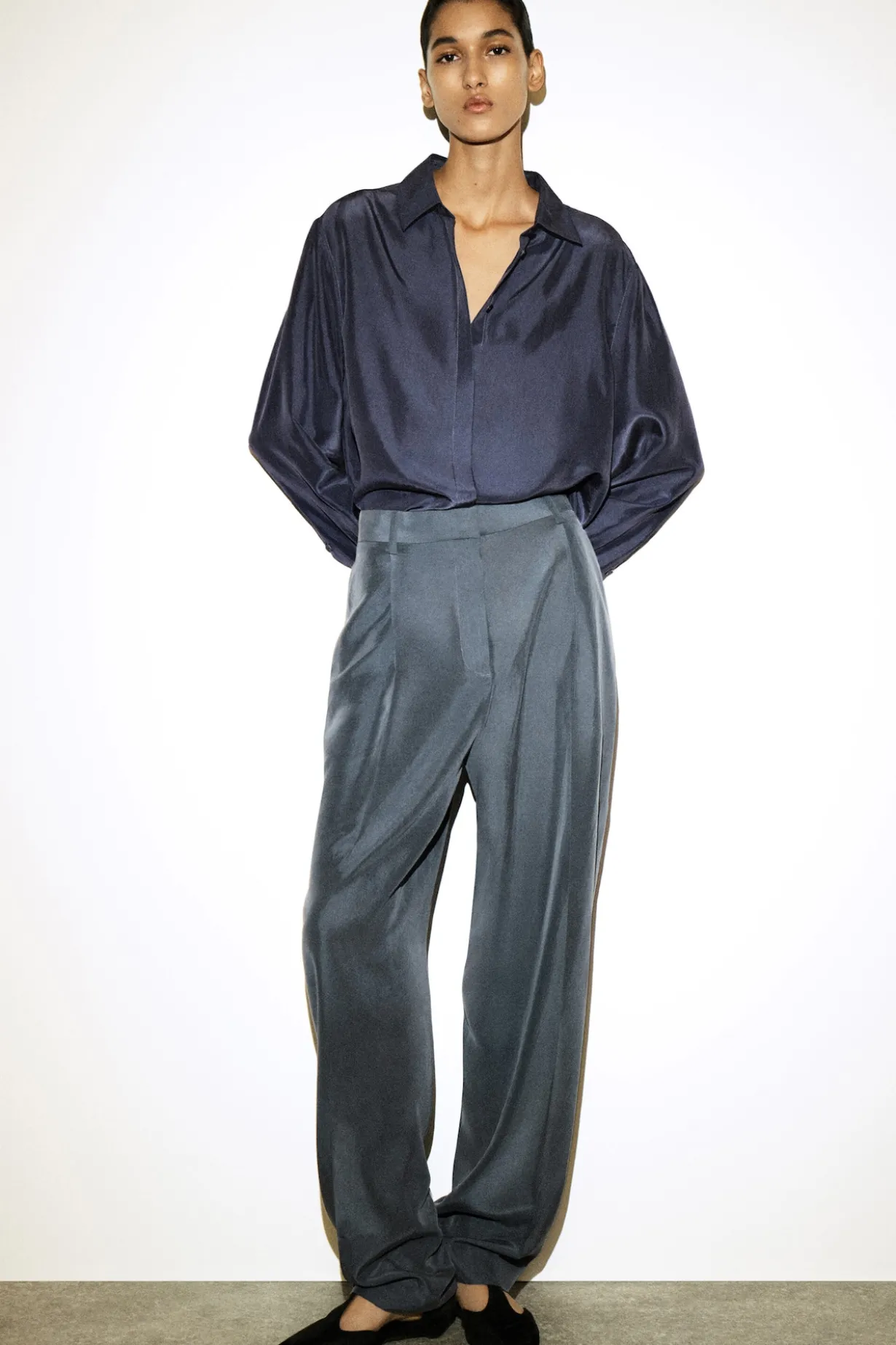 HOSE AUS SEIDE IN KNITTEROPTIK MIT GERADEM BEIN