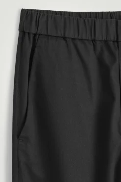 HOSE AUS TWILL MIT SCHMAL ZULAUFENDEM BEIN