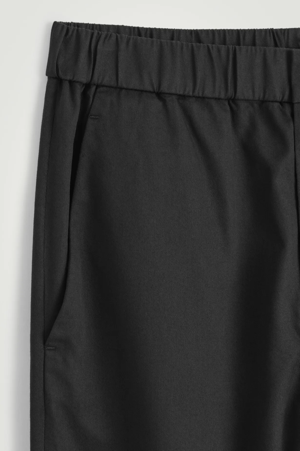 HOSE AUS TWILL MIT SCHMAL ZULAUFENDEM BEIN