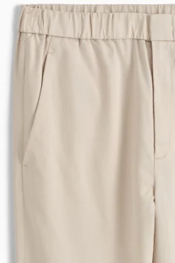 HOSE AUS TWILL MIT SCHMAL ZULAUFENDEM BEIN