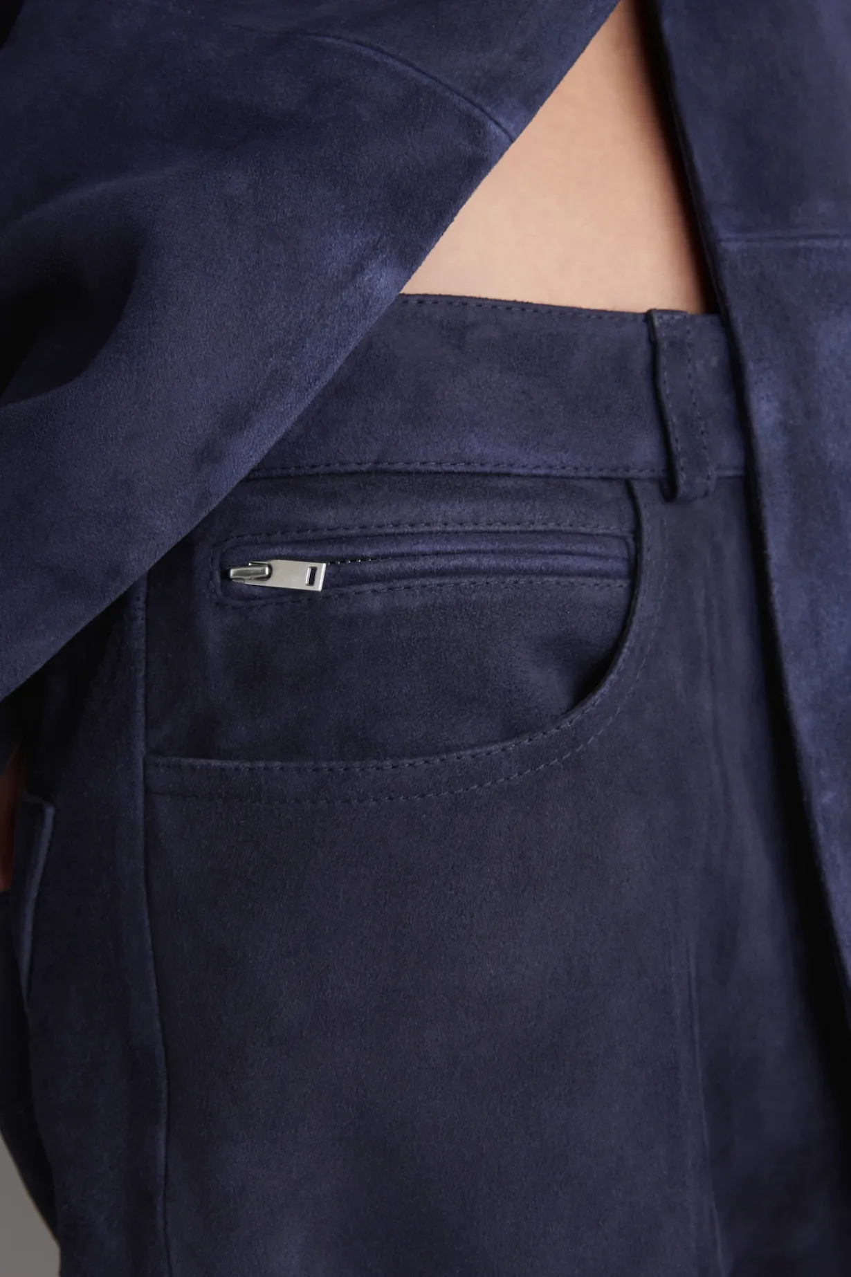 HOSE AUS VELOURSLEDER MIT GERADEM BEIN