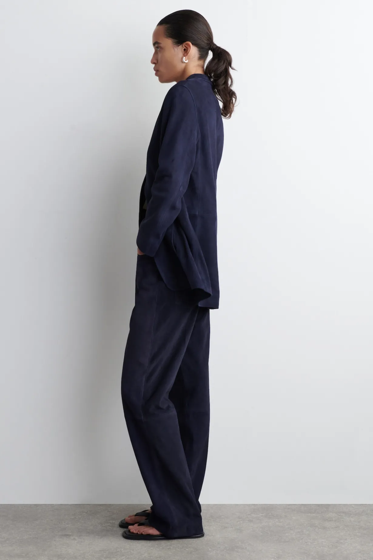 HOSE AUS VELOURSLEDER MIT GERADEM BEIN