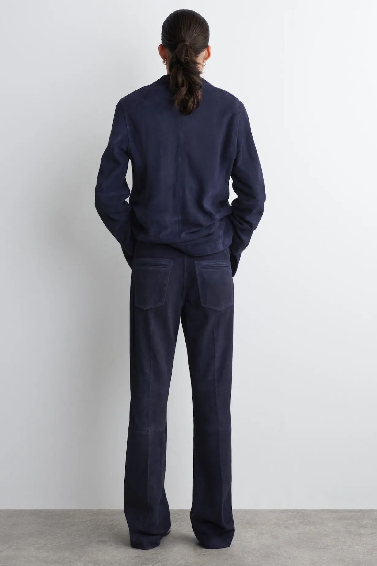 HOSE AUS VELOURSLEDER MIT GERADEM BEIN