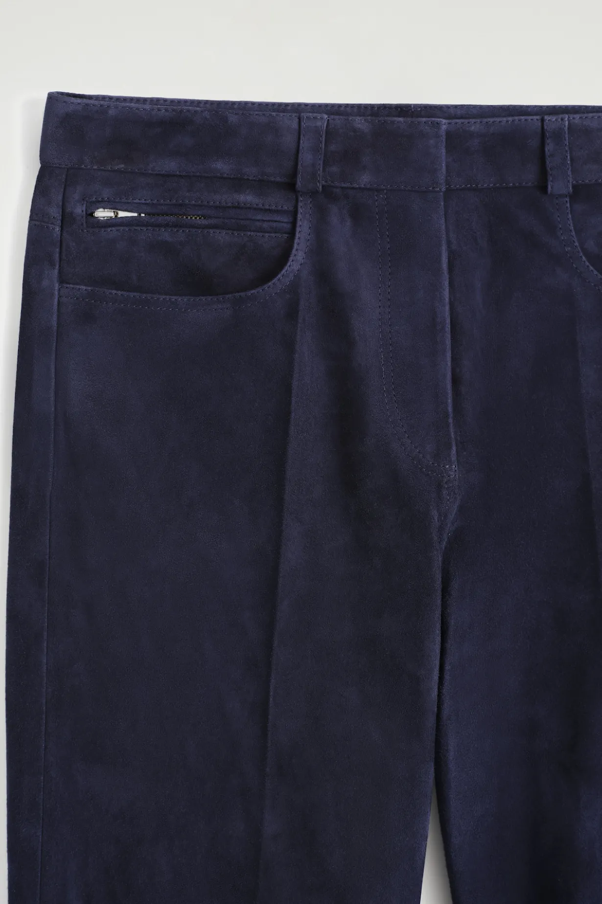 HOSE AUS VELOURSLEDER MIT GERADEM BEIN