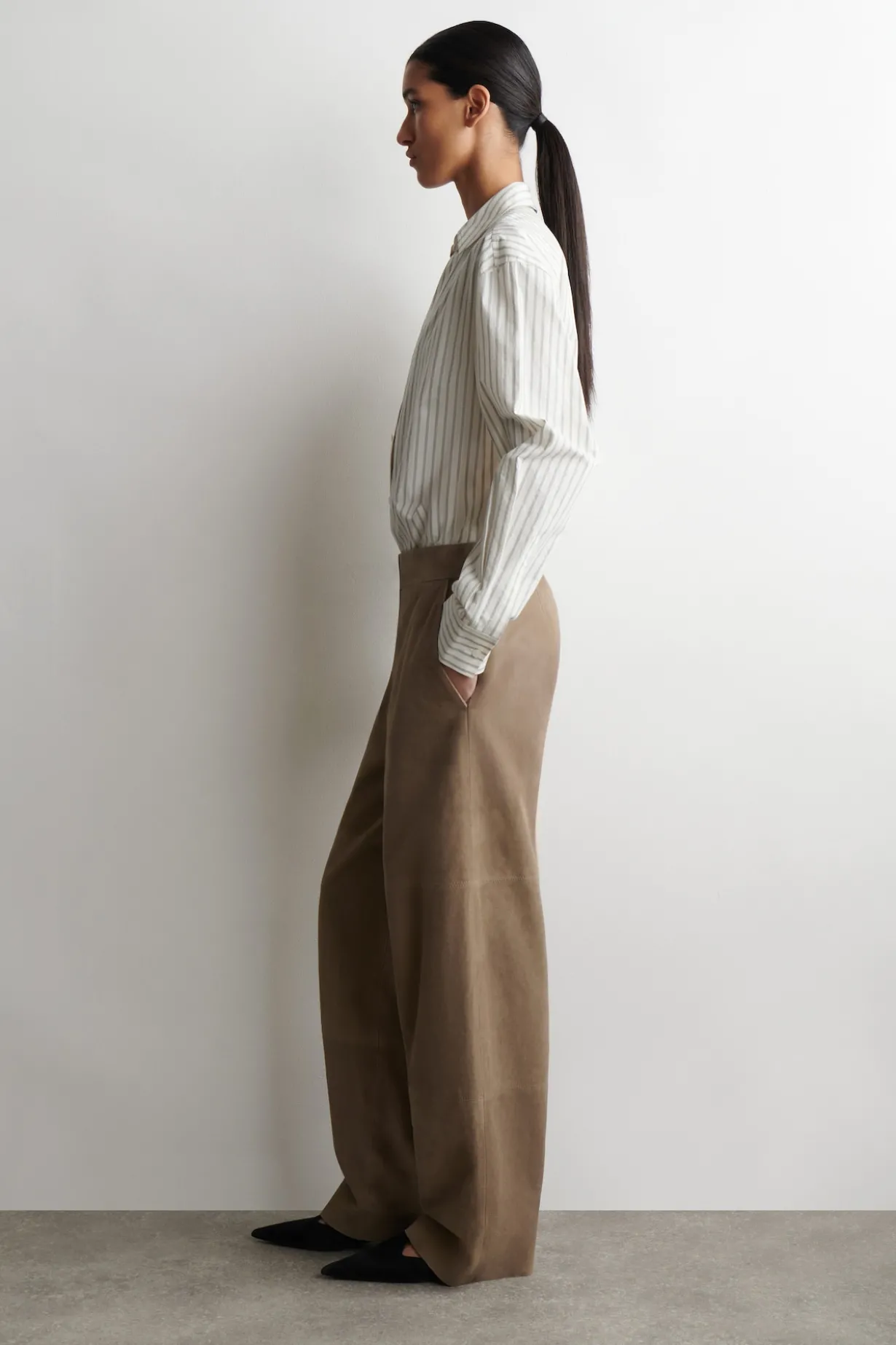 HOSE AUS VELOURSLEDER MIT GERADEM BEIN