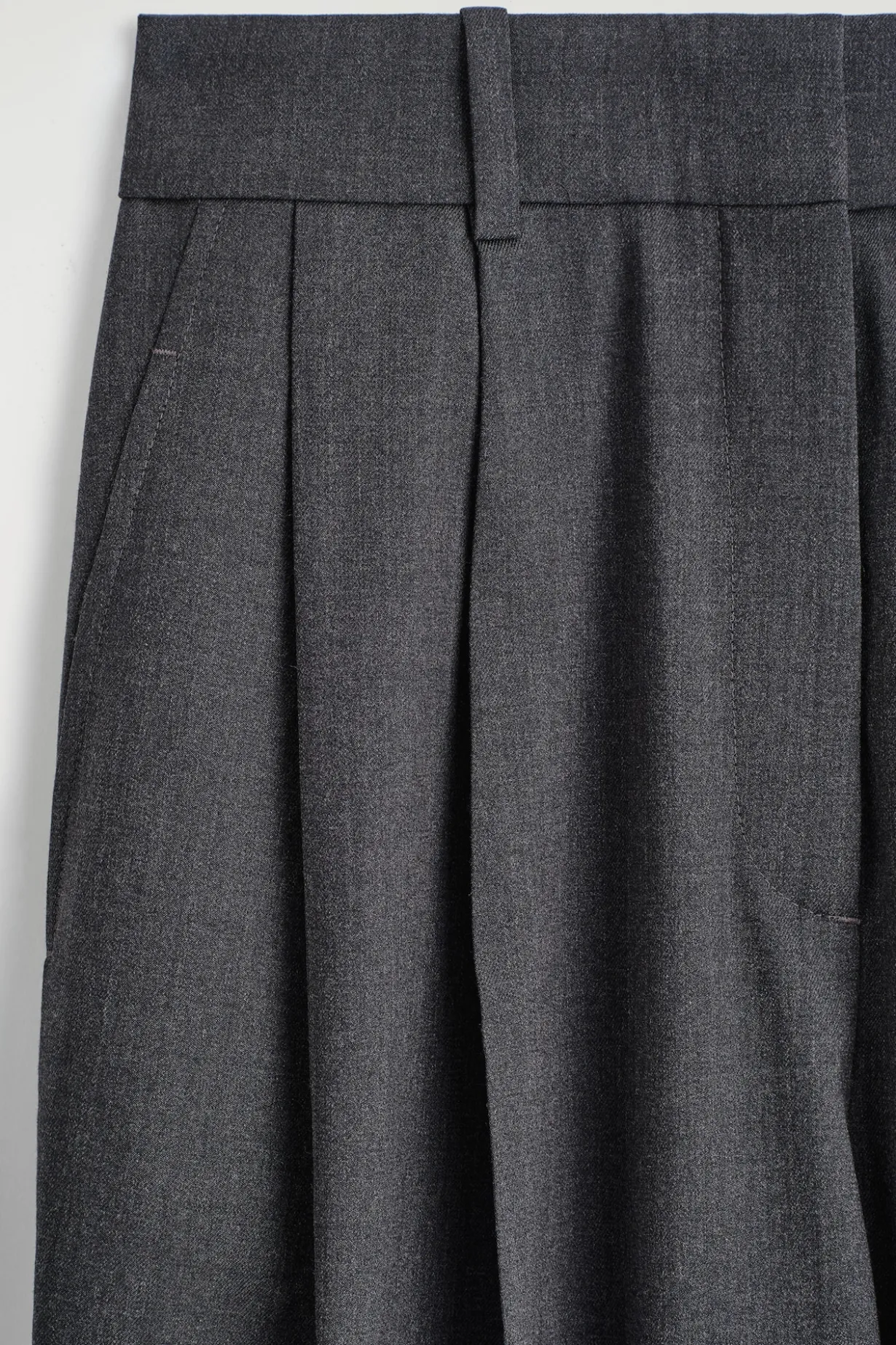 HOSE AUS WOLL-MIX MIT BARREL-BEIN UND FALTEN