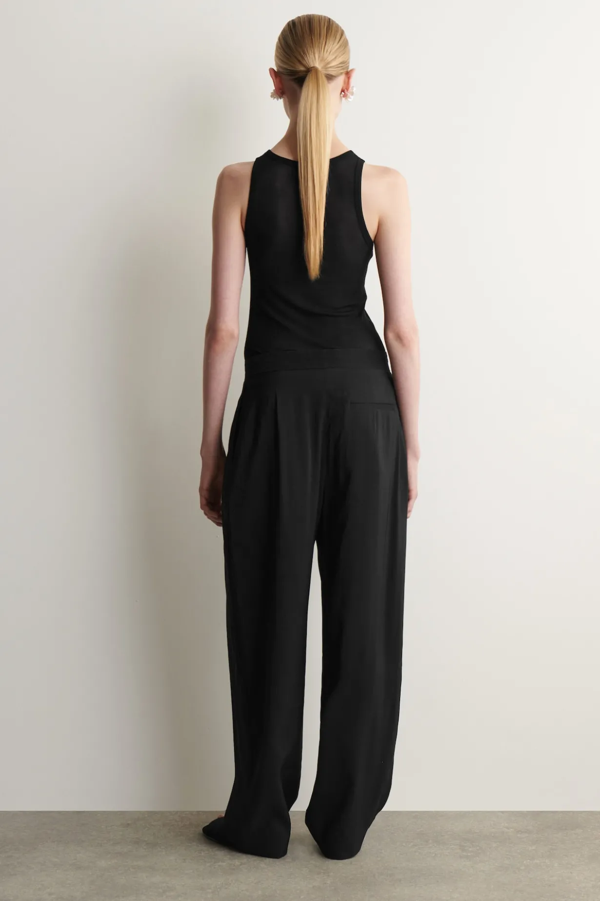 HOSE MIT GERADEM BEIN UND FALTEN