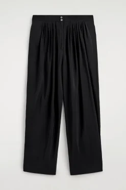 HOSE MIT GERADEM BEIN UND FALTEN