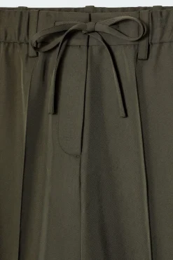 HOSE MIT GERADEM BEIN UND KORDELZUGBUND