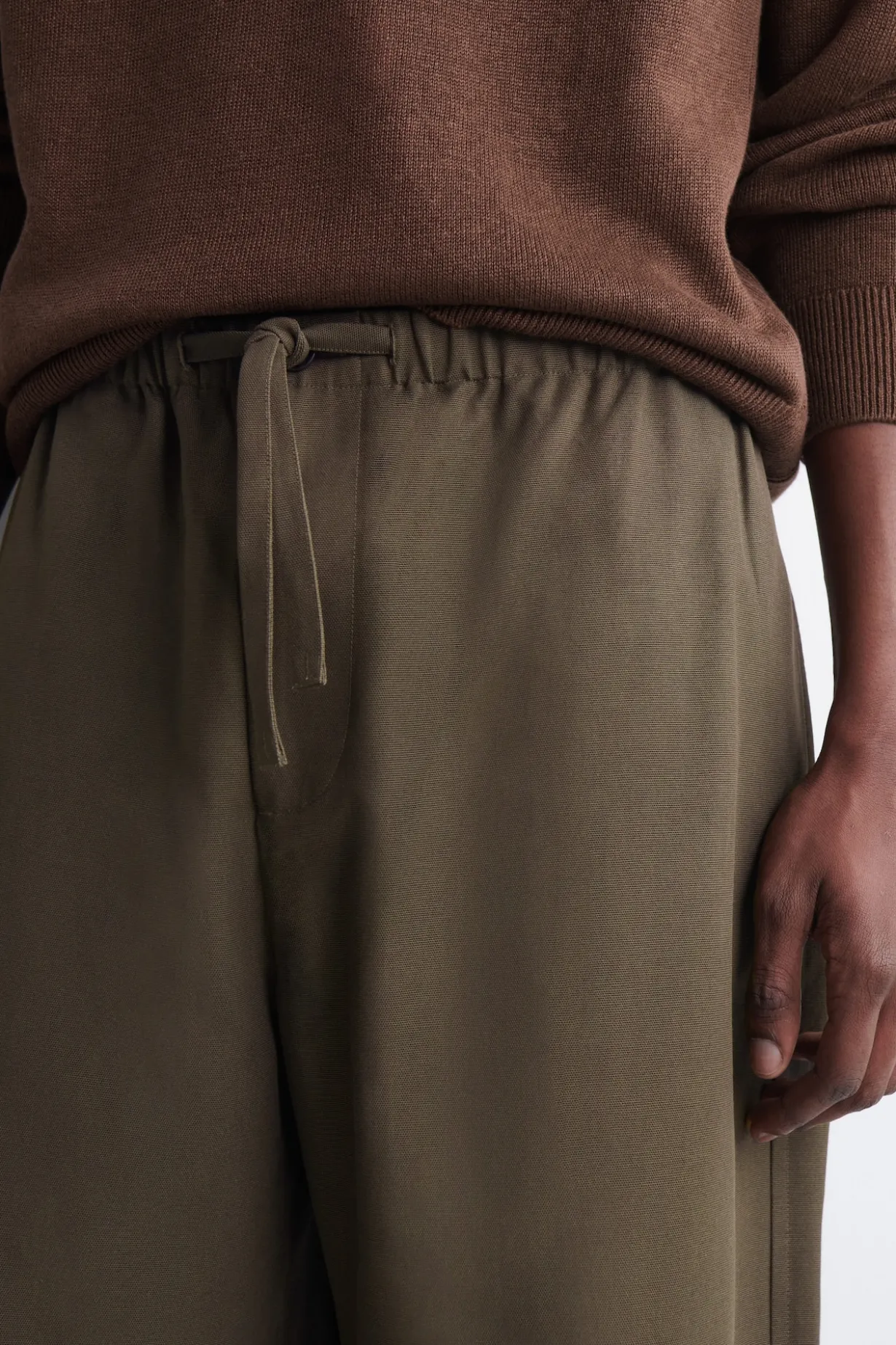 HOSE MIT KORDELZUGBUND UND BARREL-BEIN
