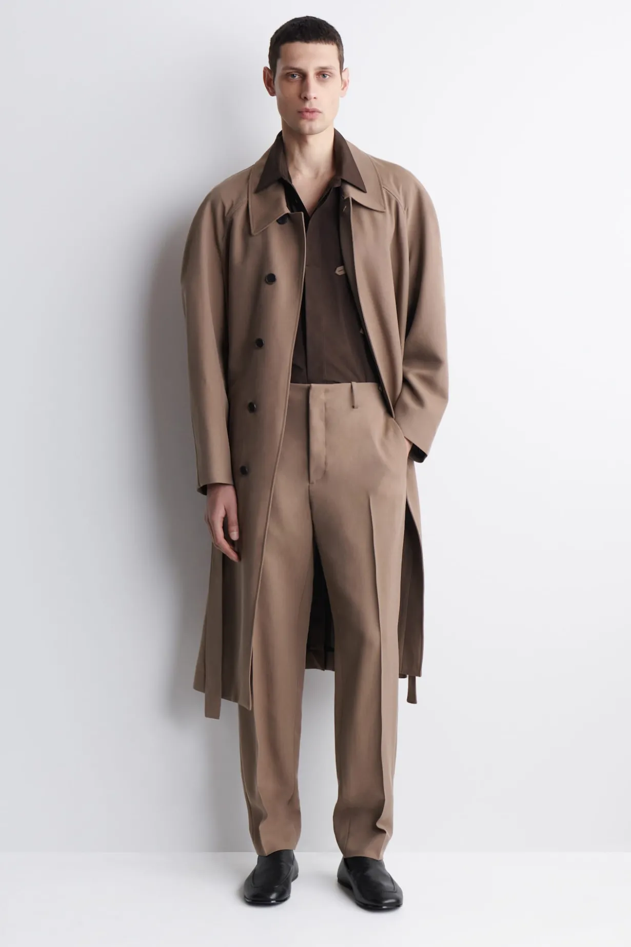 HOSE MIT SCHMALER PASSFORM AUS FLIEßENDEM TWILL