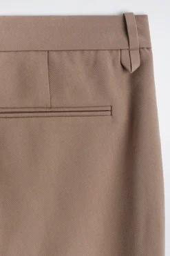 HOSE MIT SCHMALER PASSFORM AUS FLIEßENDEM TWILL