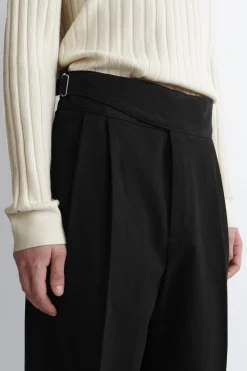 HOSE MIT WEITEM BEIN, FALTEN UND GÜRTELDETAIL