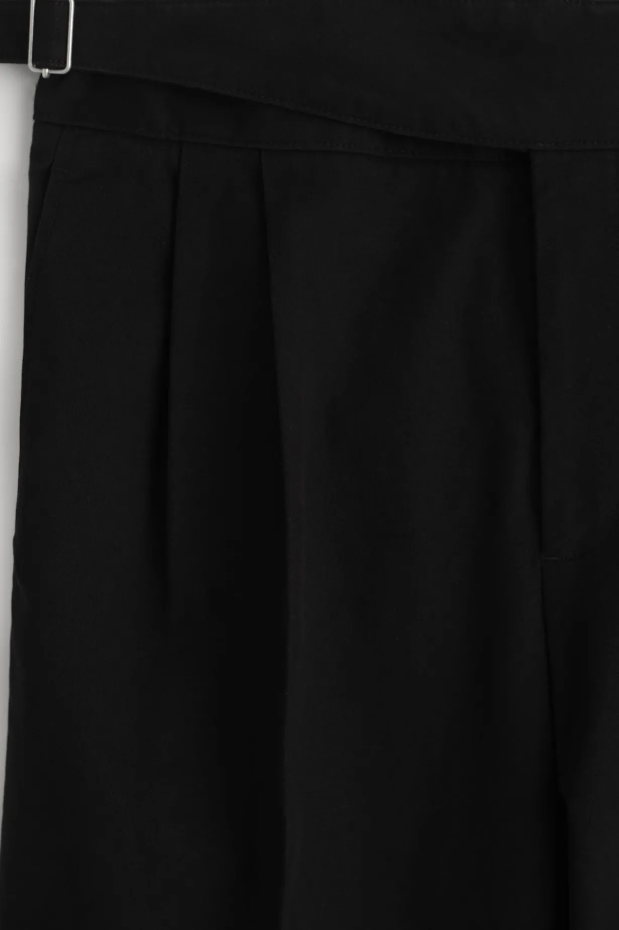 HOSE MIT WEITEM BEIN, FALTEN UND GÜRTELDETAIL