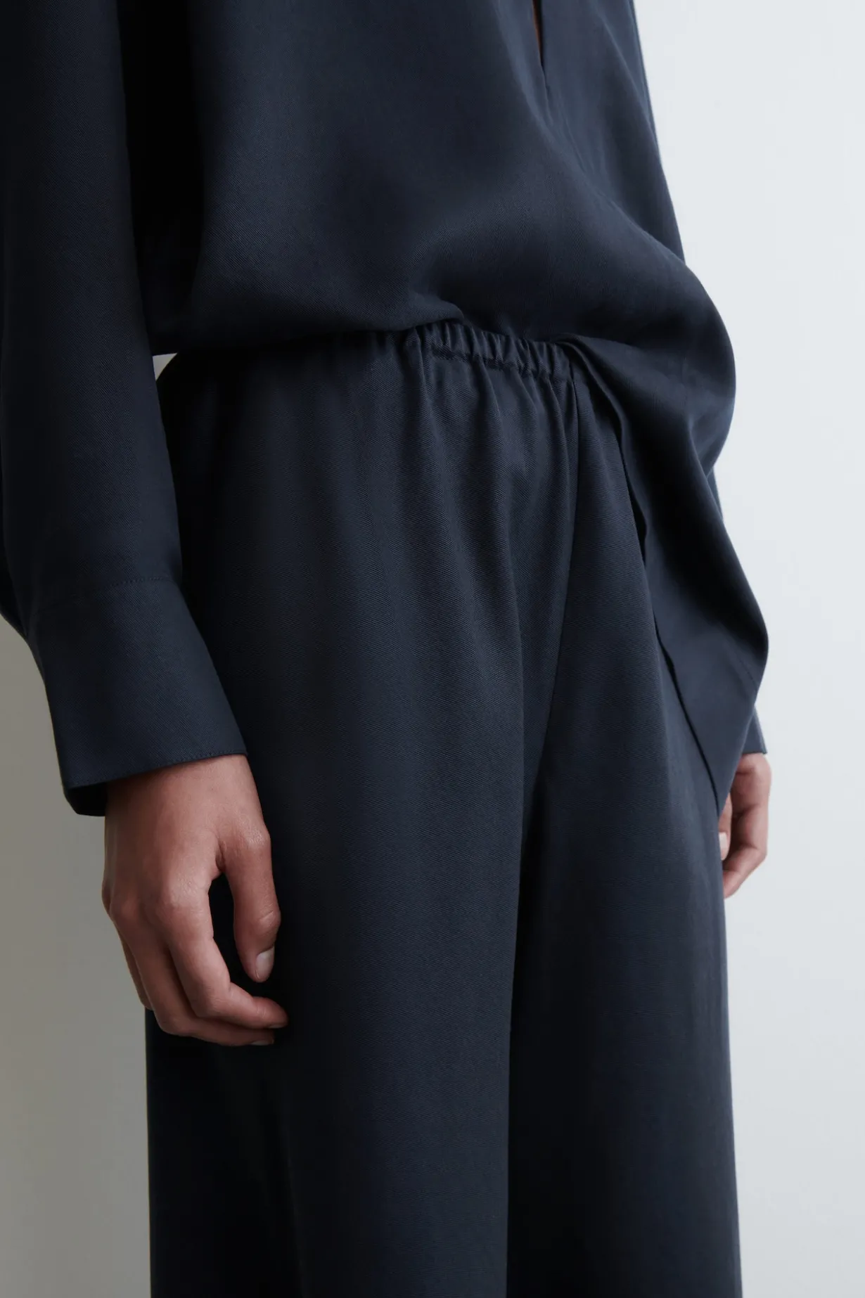 HOSE MIT WEITEM BEIN UND ELASTISCHEM BUND