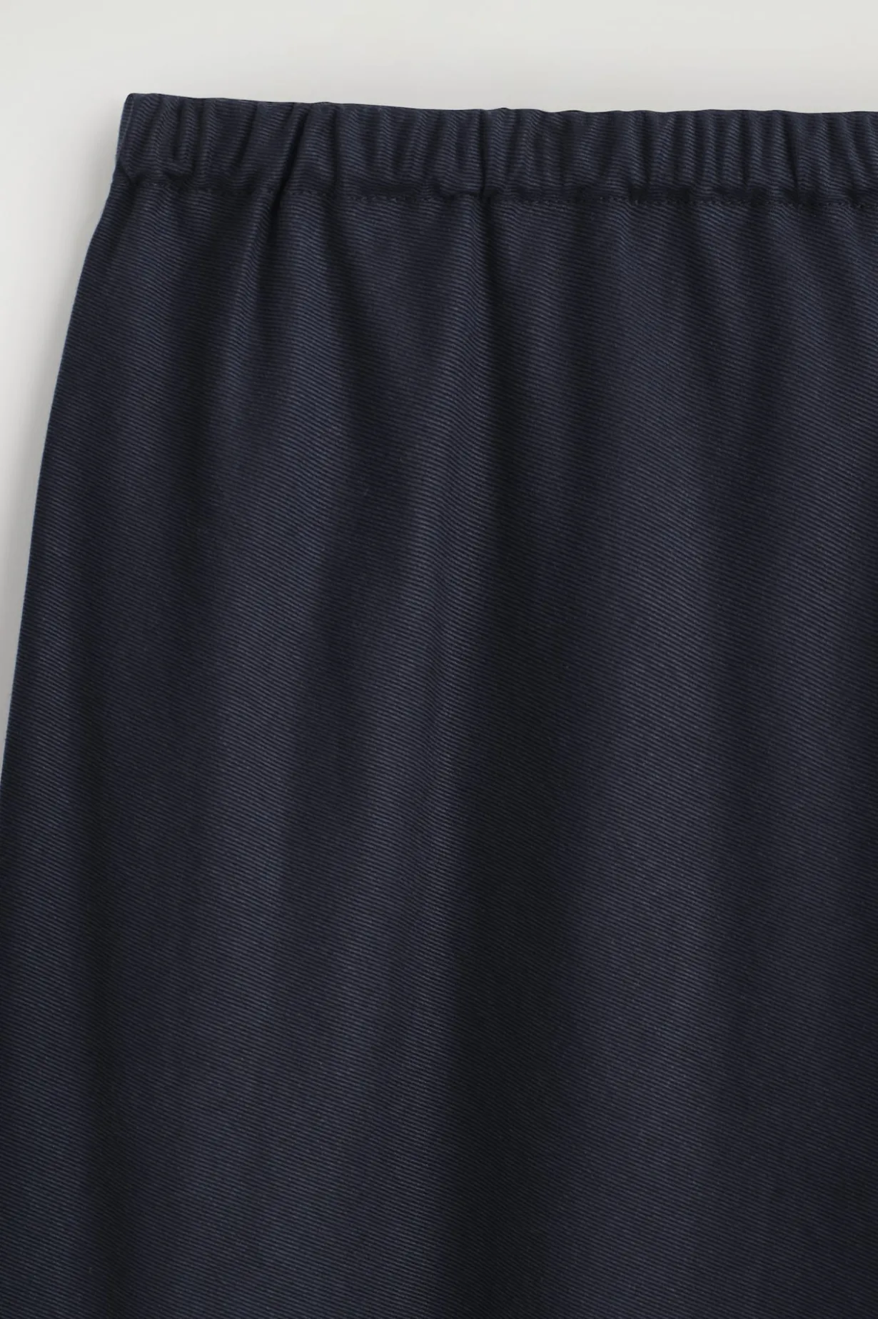 HOSE MIT WEITEM BEIN UND ELASTISCHEM BUND
