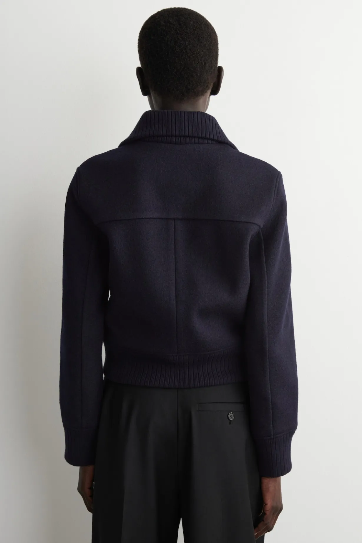 JACKE AUS MERINOWOLLE MIT GERIPPTEM KRAGEN