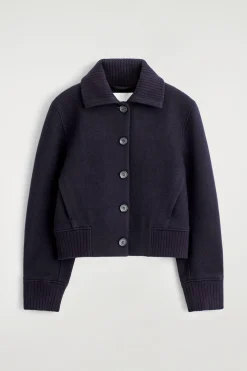 JACKE AUS MERINOWOLLE MIT GERIPPTEM KRAGEN