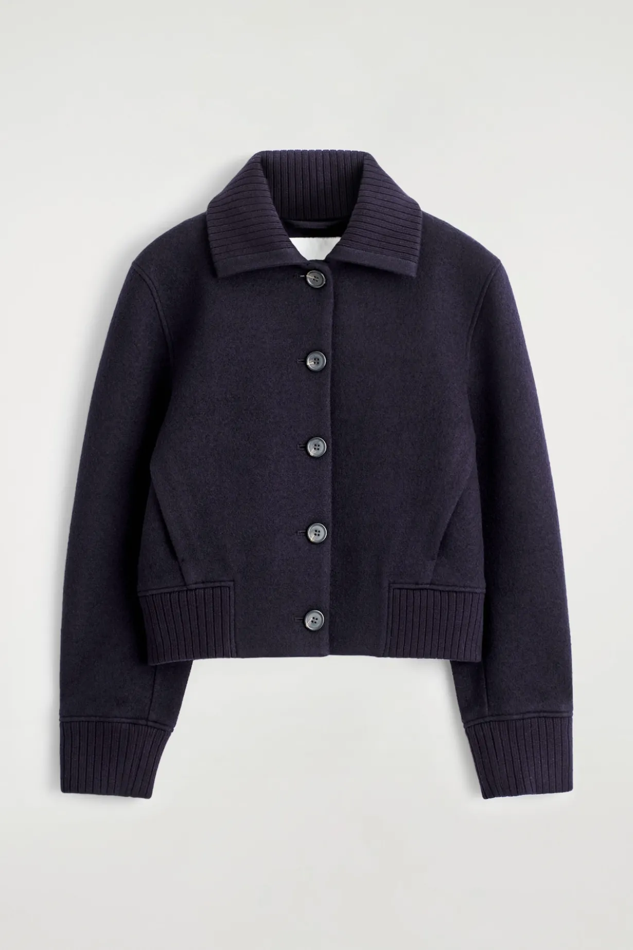 JACKE AUS MERINOWOLLE MIT GERIPPTEM KRAGEN