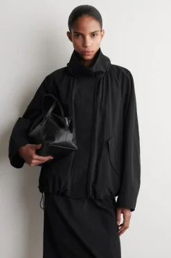 JACKE AUS NYLON MIT TRICHTERKRAGEN
