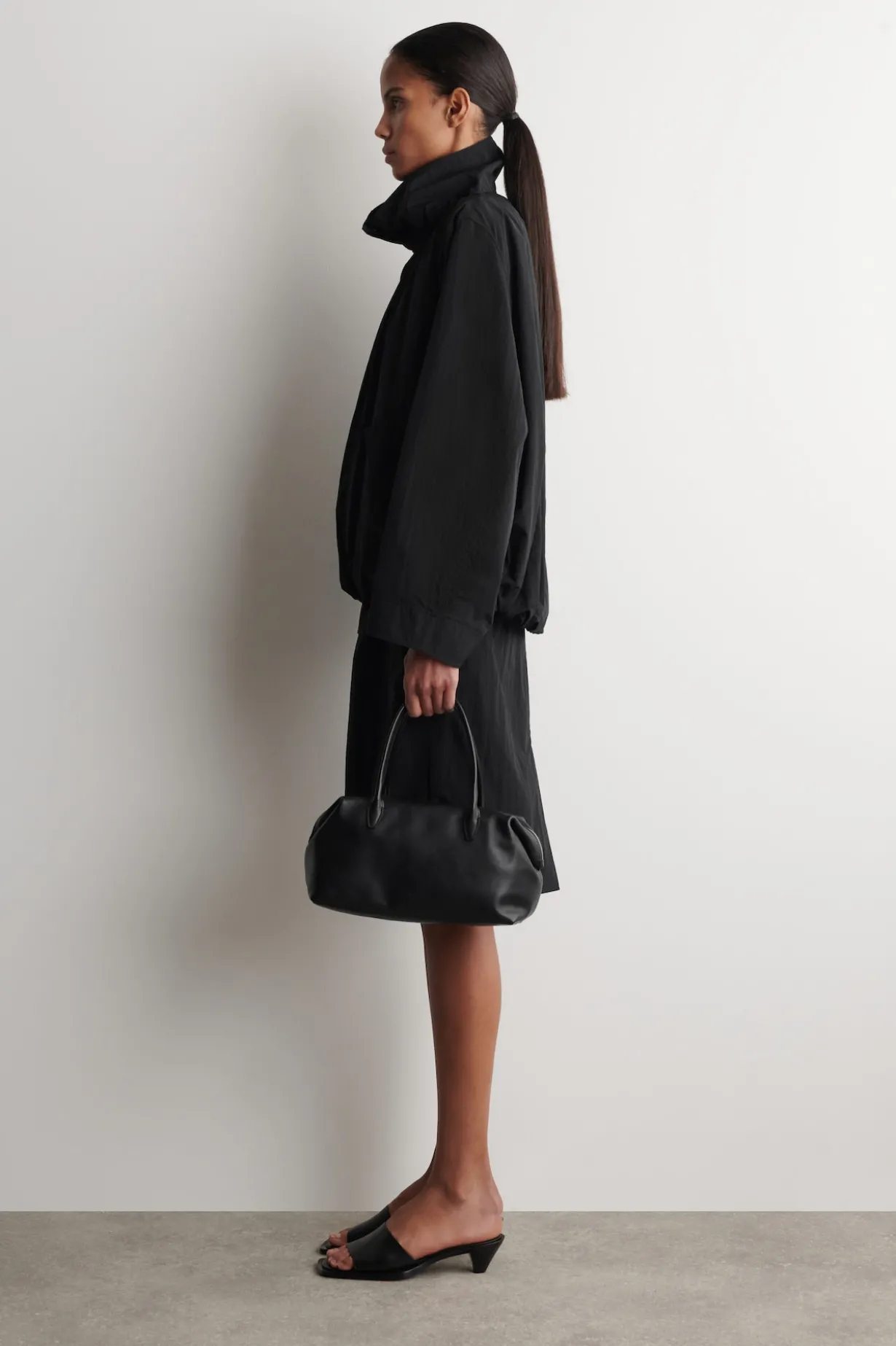 JACKE AUS NYLON MIT TRICHTERKRAGEN