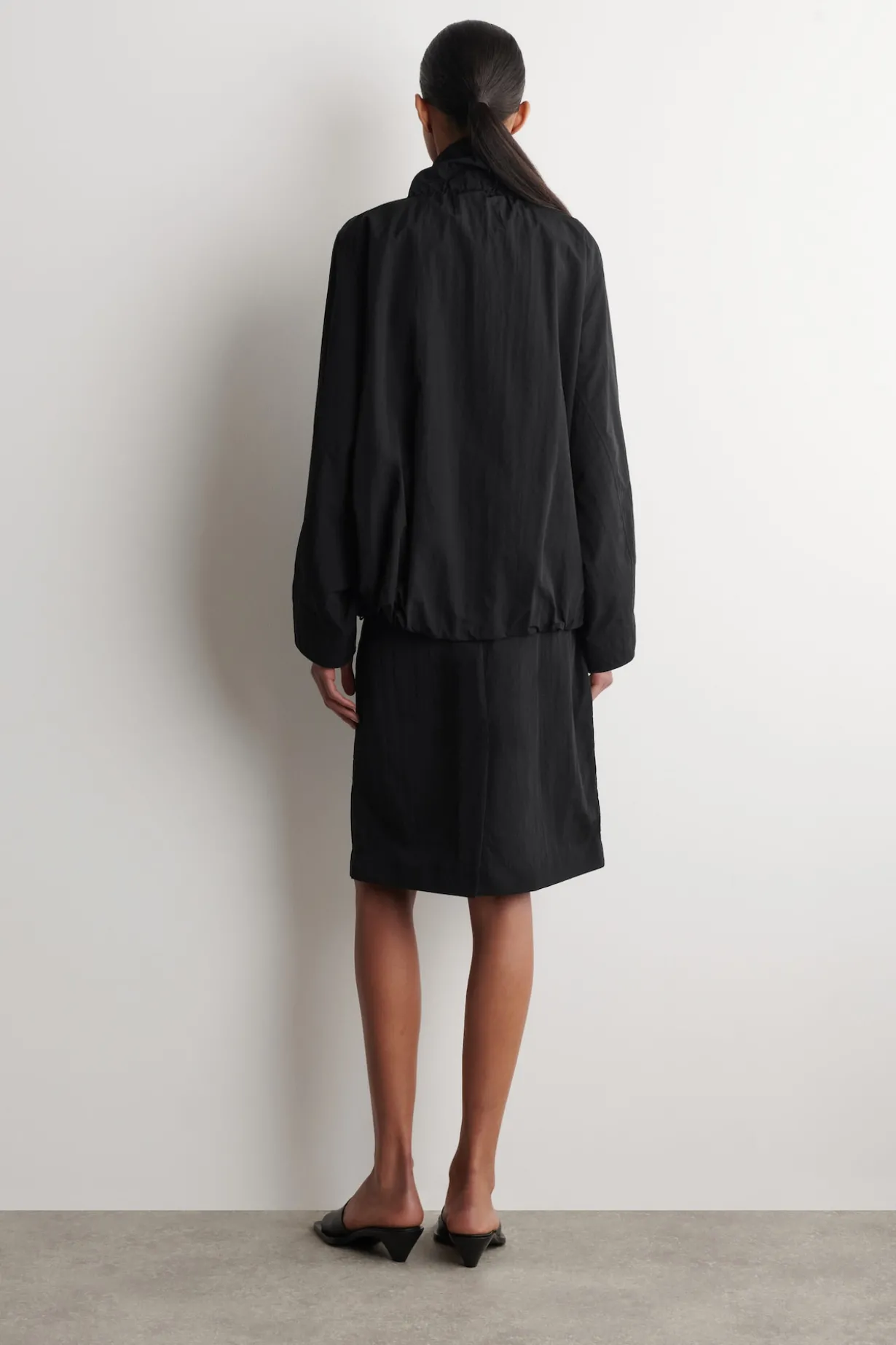 JACKE AUS NYLON MIT TRICHTERKRAGEN