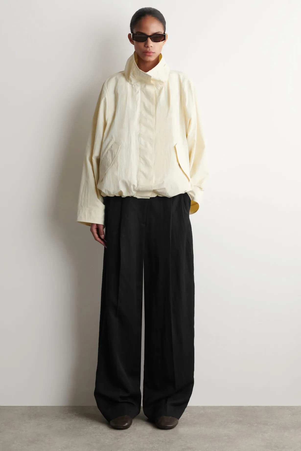 JACKE AUS NYLON MIT TRICHTERKRAGEN