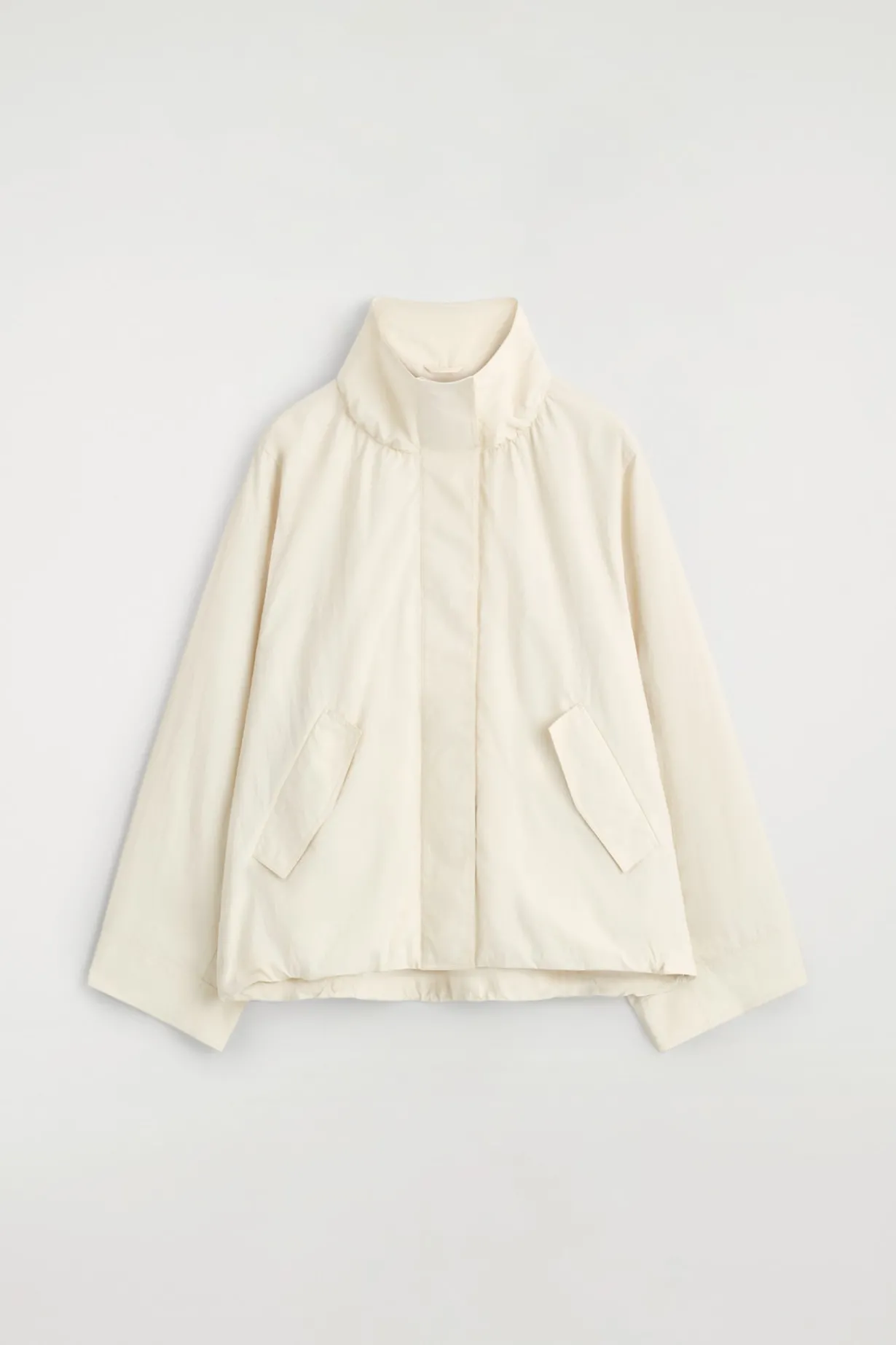 JACKE AUS NYLON MIT TRICHTERKRAGEN