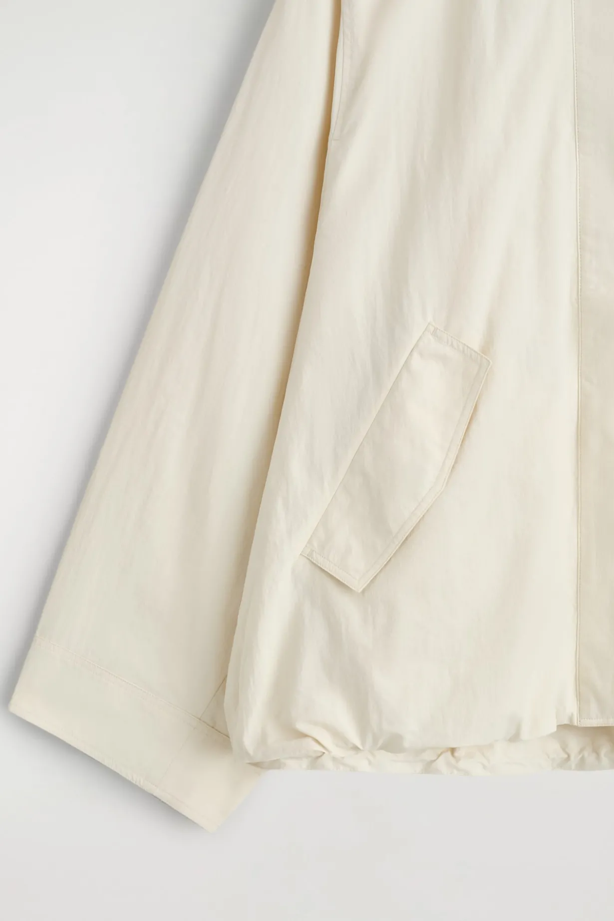 JACKE AUS NYLON MIT TRICHTERKRAGEN
