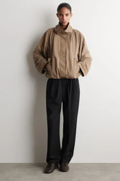 JACKE AUS NYLON MIT TRICHTERKRAGEN
