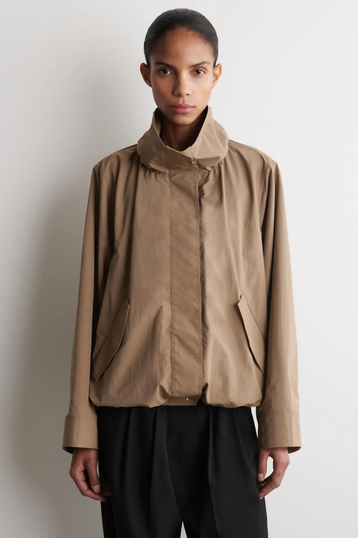 JACKE AUS NYLON MIT TRICHTERKRAGEN