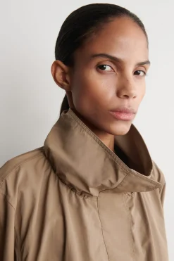 JACKE AUS NYLON MIT TRICHTERKRAGEN