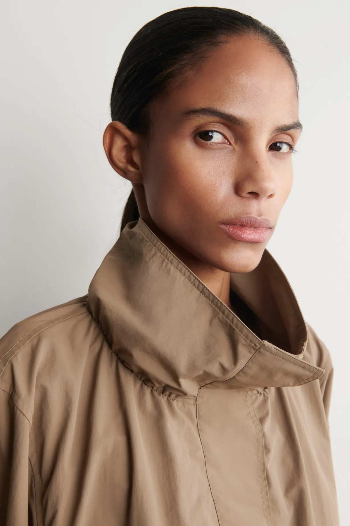 JACKE AUS NYLON MIT TRICHTERKRAGEN
