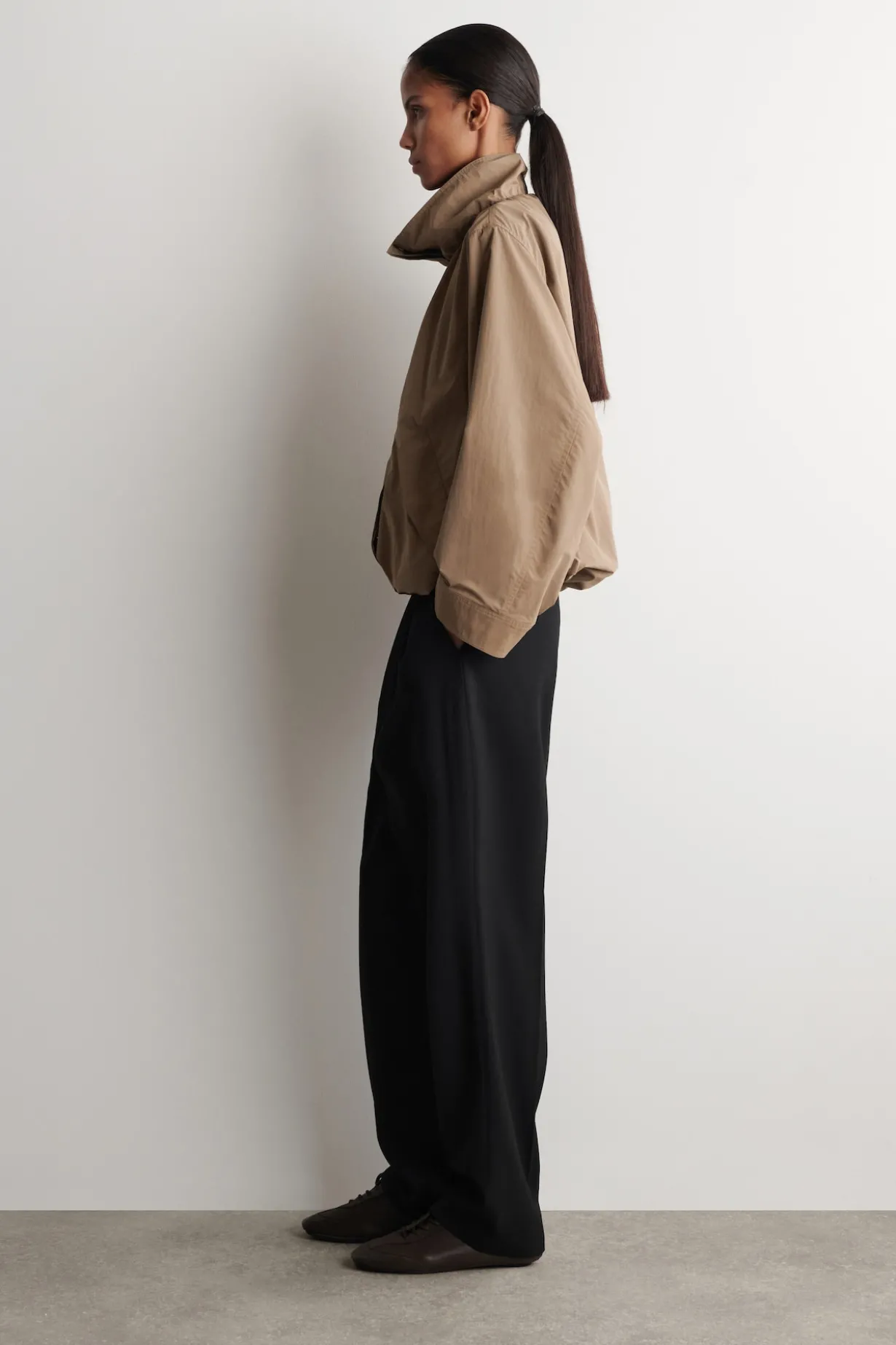 JACKE AUS NYLON MIT TRICHTERKRAGEN
