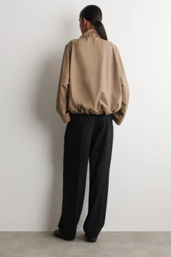 JACKE AUS NYLON MIT TRICHTERKRAGEN