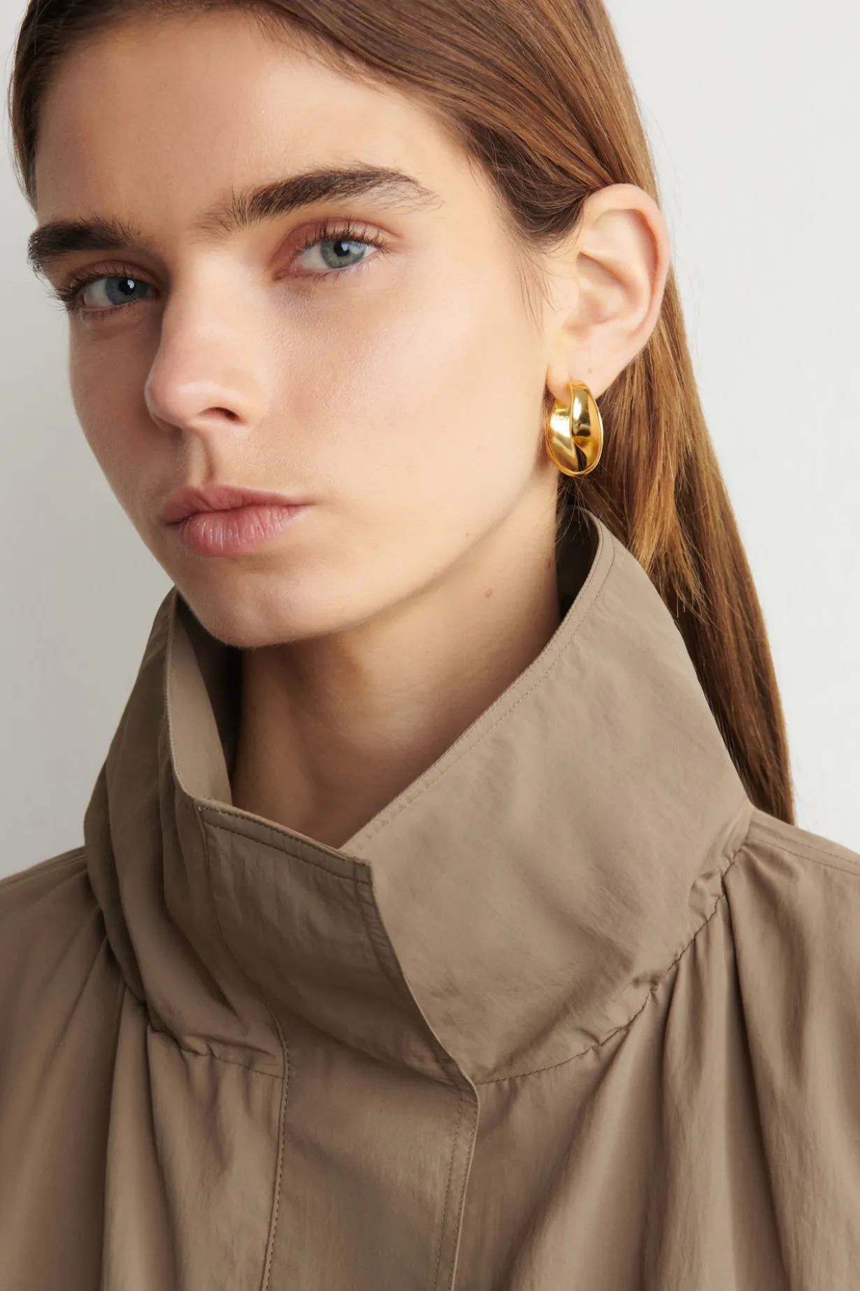 JACKE AUS NYLON MIT TRICHTERKRAGEN