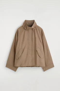 JACKE AUS NYLON MIT TRICHTERKRAGEN