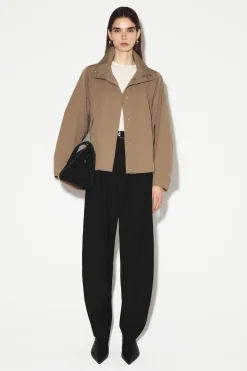 JACKE AUS NYLON MIT TRICHTERKRAGEN